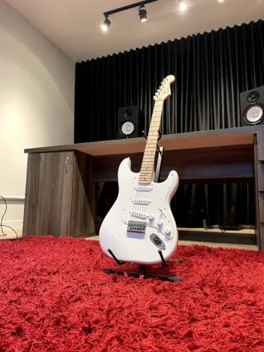 Guitarra Fender Squier Stratocaster branca