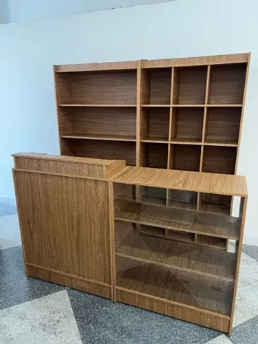 BALCÃO CAIXA+ VITRINE + COLMÉIA E PRATELEIRA AMADEIRADO MDF