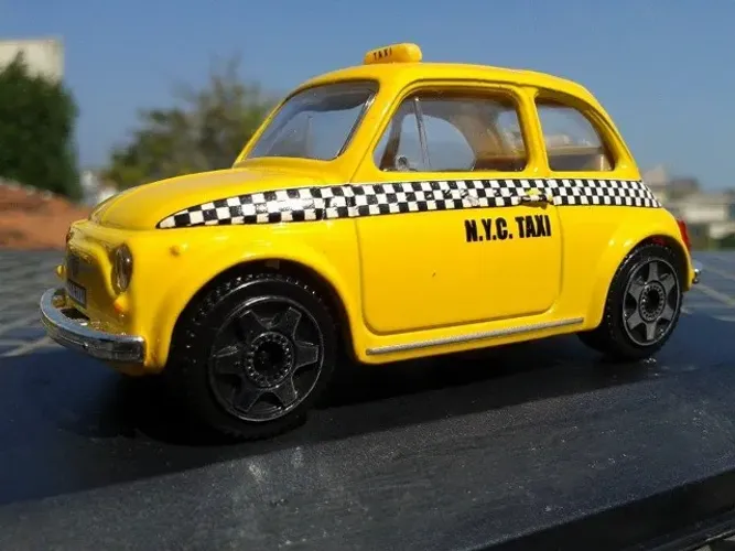 MINIATURA FIAT 500 TAXI N.Y.C. - FABRICANTE BURAGO ITÁLIA - ESC. 1/43
