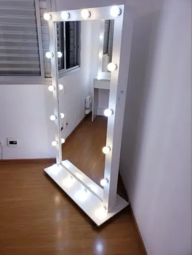 Espelho Camarim com Luzes - Elegância e Iluminação Perfeita