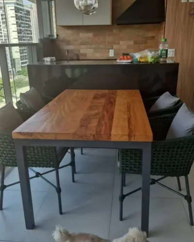 MESA PARA ÁREA EXTERNA COM TAMPO DE MADEIRA + 8 CADEIRAS