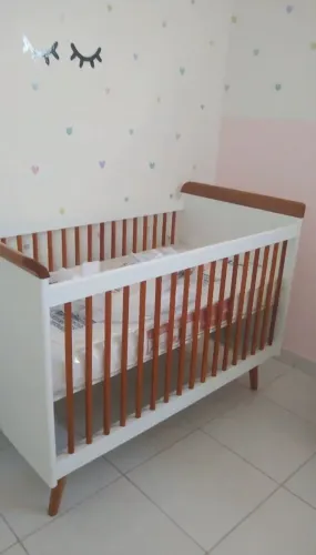 Berço de madeira branco com detalhes amadeirados