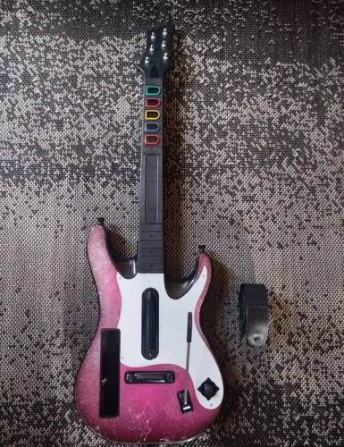 Guitarra Guitar Hero para Wii e PC - Usada