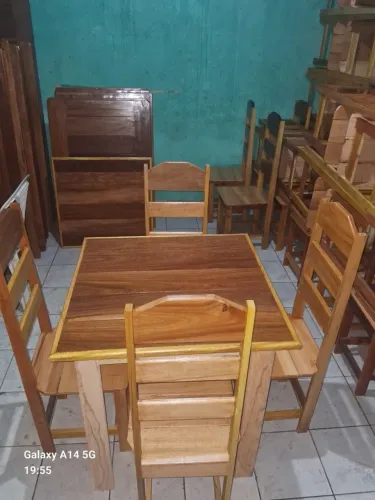 Conjunto de Mesa em Madeira Maciça com 4 lugares, a partir de 370 a 80 por 80 avista.