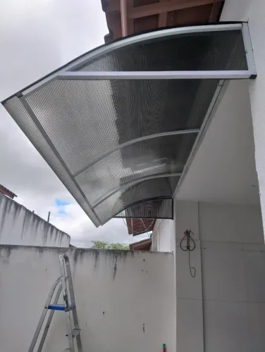 Toldo com 120x105, estrutura de alimínio com policarbonato