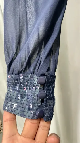 Vestido de festa com brilho nos punhos e busto