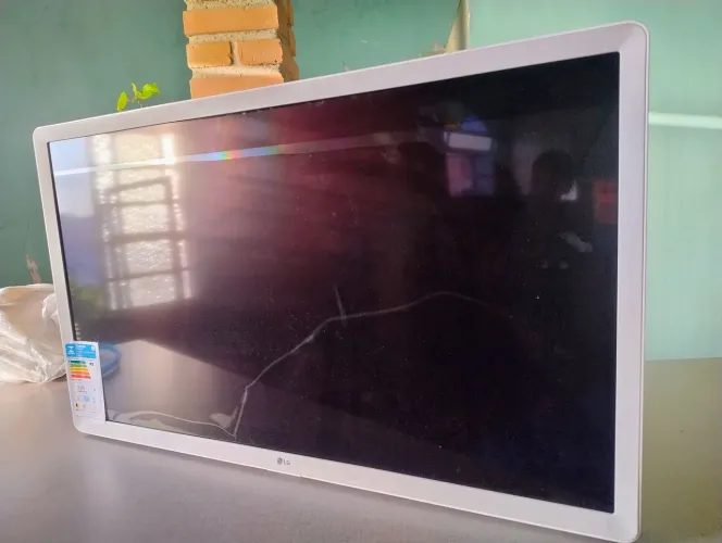 Televisão LG 32 polegadas Nova porém com a tela quebrada 