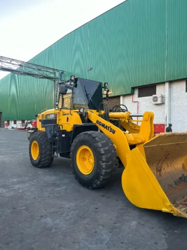 PÁ CARREGADEIRA KOMATSU WA-320 COM GRUA FLORESTAL E CONCHA PARA ALUGUEL
