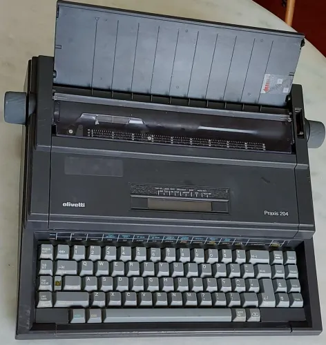 Máquina de Escrever elétrica Olivetti Praxis 204