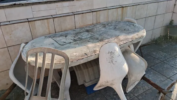 Vendo mesa com 4 cadeiras. 