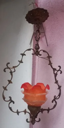 Lustre antigo de cristal com flor