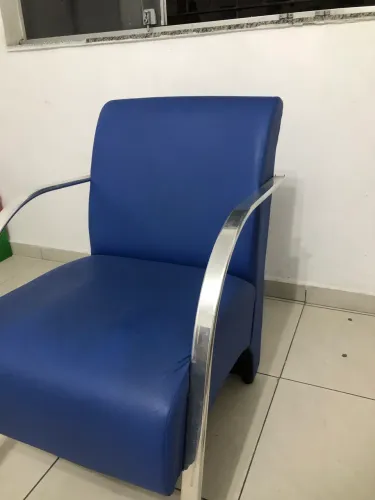Poltrona com braço de aço + puff