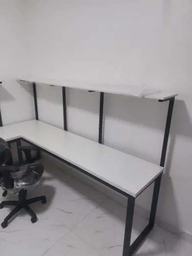 Mesa em L para Escritório com Prateleira