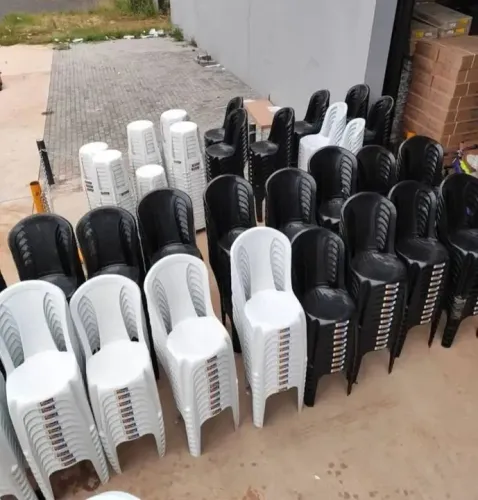 Jogo de Mesa Plásticas Brancas e Pretas - Novas