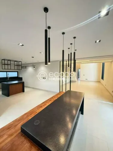 Casa em condomínio à venda, 3 quartos, 3 suítes, 2 vagas, Laranjeiras - Uberlândia/MG