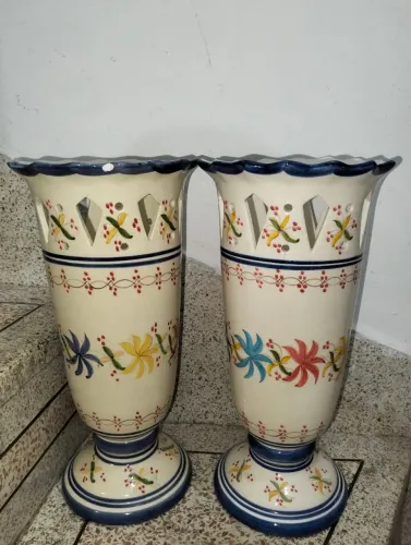 Conjunto com 2 vasos Decorados de Cerâmica Branca