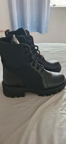 Botas pretas de cano alto