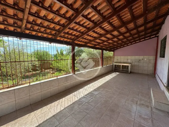 Tem uma casa disponível por R$ 120 mil que vale a pena conhecer. Ela precisa arrumar o tel