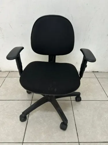 Cadeira De Escritório Preta Giratória Com Regulagem Usado