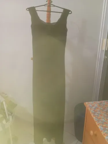 Vestido malha Malwee, preto, tamanho M, com detalhes em renda na alça.