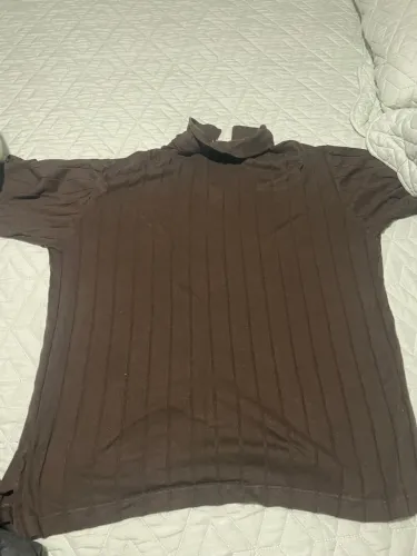 Blusa de gola alta marrom equatore