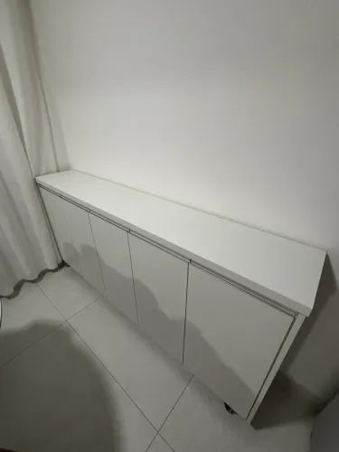 Armário / aparador com rodinhas
