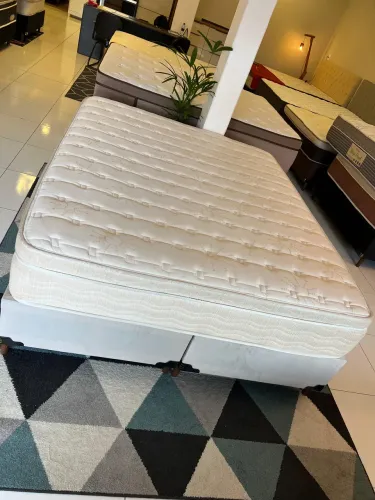 Colchão QUEEN MAXFLEX SEMINOVO COM BASE