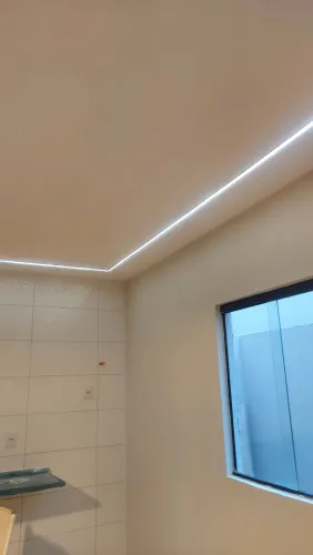 Eletricista e encanador.