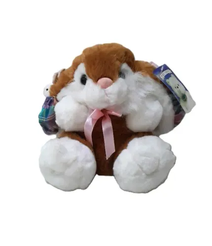 coelho de pelúcia carregando 2 coelhinhos da fizzy toys