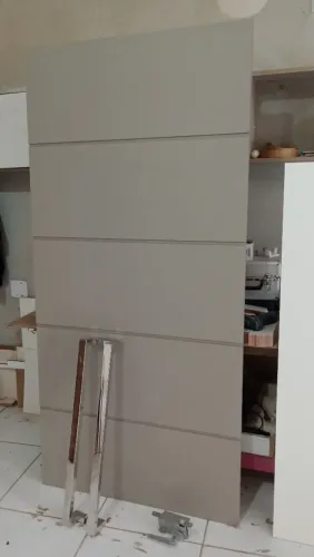 Porta para armário embutido cinza com puxadores