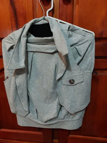 Conjunto Blusa e Saia Cinza