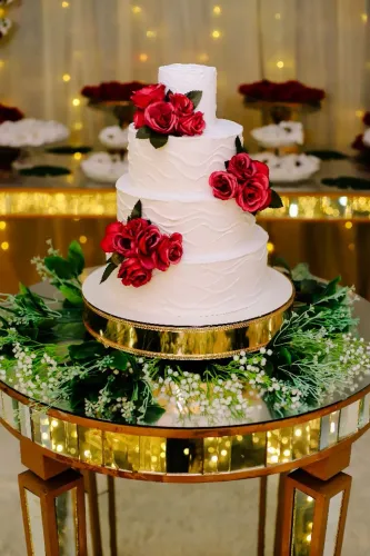 BOLO FAKE CASAMENTO/ 15 ANOS COM FLORES PERSONALIZÁVEIS 
