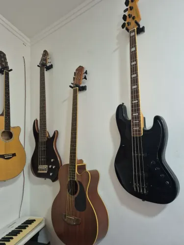 Vendo contra baixo EAGLE 5C, MICHAEL 4C, GIANINE PERFORMACE 5C, baixos com excelente som