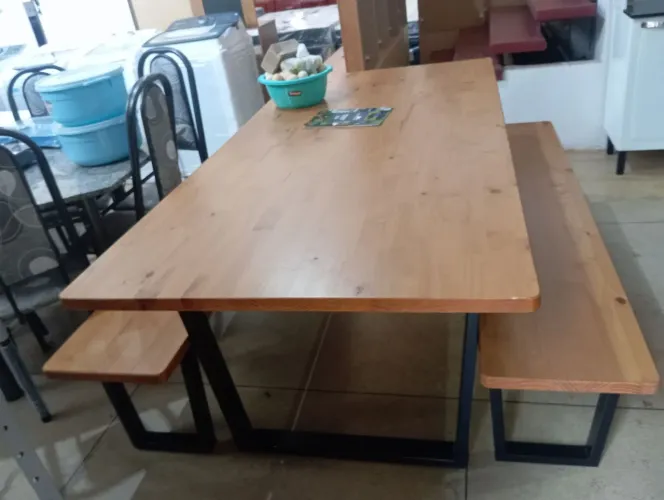 Mesa nova de madeira