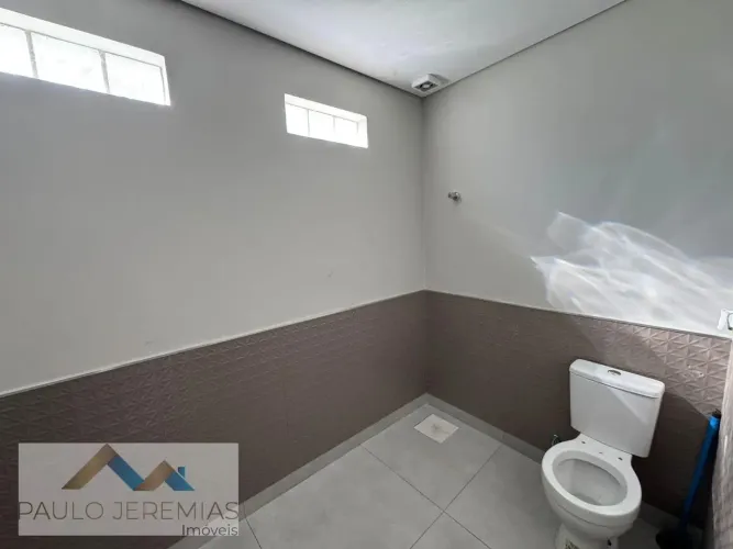 Loja para locação no Estreito, Florianópolis: 160m², 2 banheiros, excelente localização. A