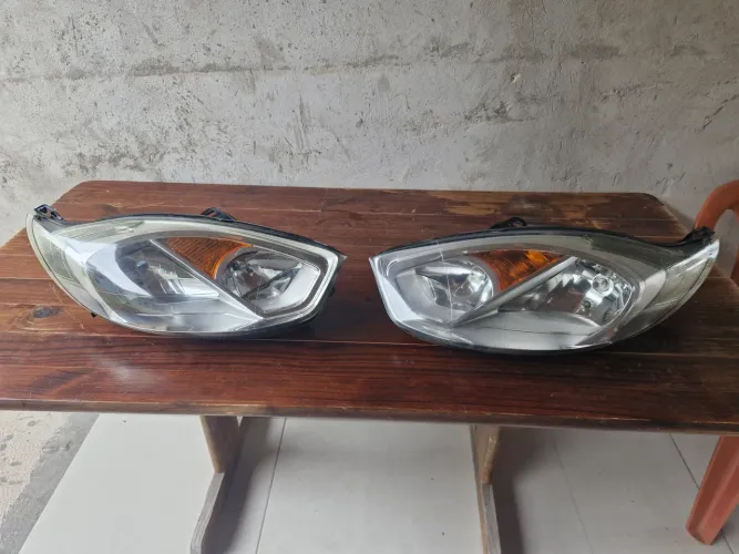 Par farol dianteiro Ford Fiesta