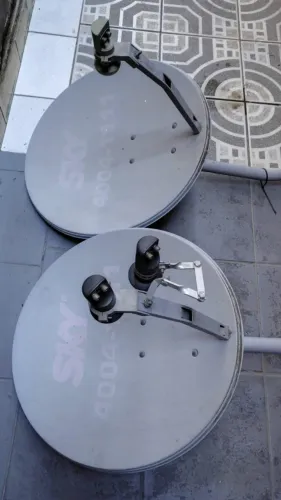 Par de antenas parabólicas Sky