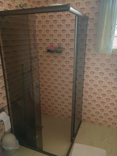 Vendo 02 box de banheiro cor fumê vidro temperado
