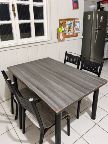 Mesa com 4 cadeiras