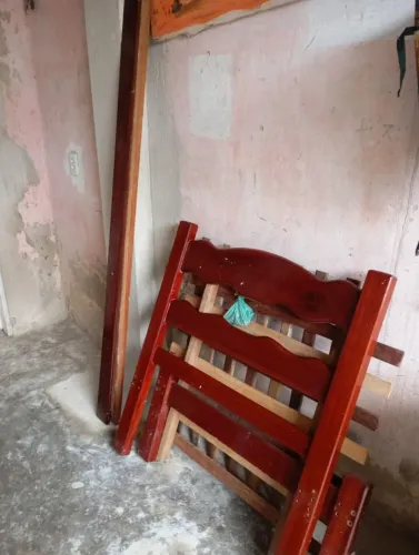Cama de solteiro em madeira reforçada.