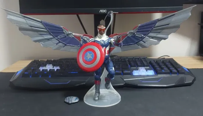 Capitão América Sam Wilson Falcão Marvel Legends com Asas BAF