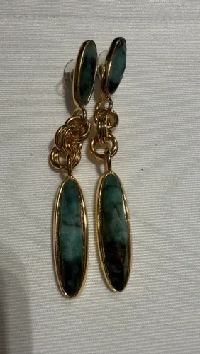 Brinco Longo Dourado com Pedras Verdes e Elos