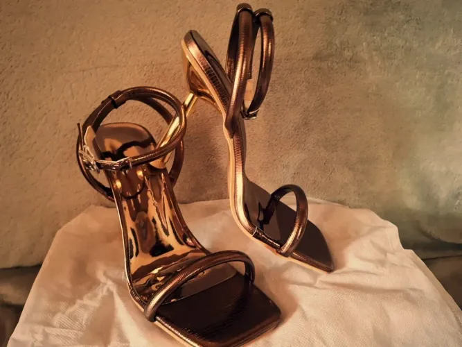 Salto alto bronze