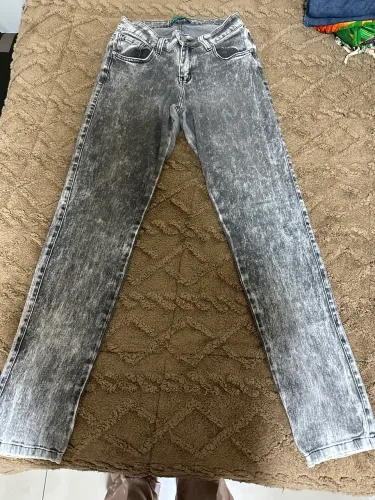 calça jeans cinza e preta 38