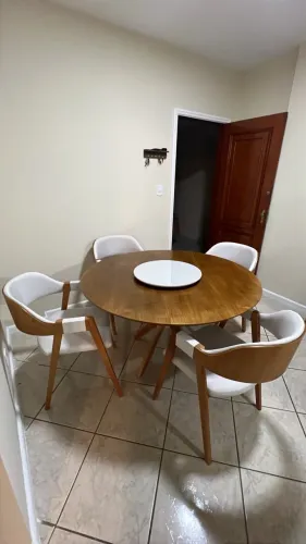 Sala de jantar mesa redonda tamanho de 1.30 de diâmetro + 4 cadeiras Bellas