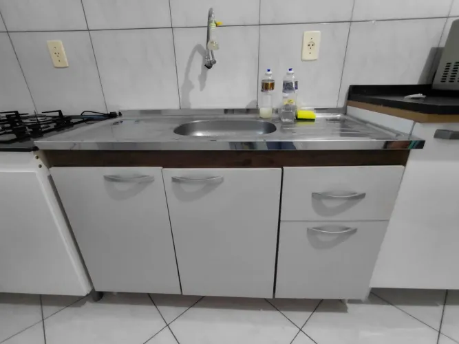 Armário de pia com tampo de inox