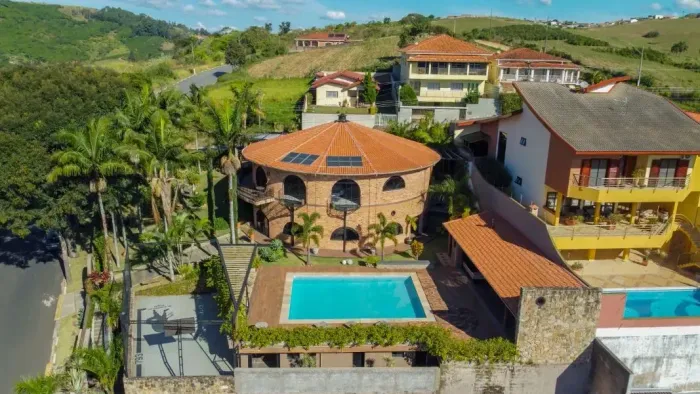 Casa alto padrão à venda | 1.490 m² | 4 suítes | 10 vagas em Serra Negra/SP!