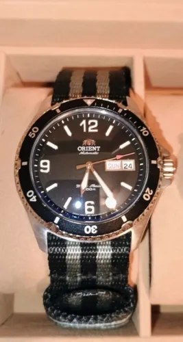 Relógio Automático Diver Orient Mako II com mostrador preto, vidro safira.