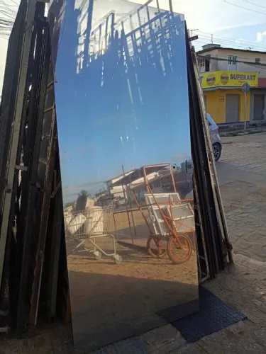 Porta de vidro de abrir tamanho 90 pó 2.10 valo $550 só ligar *71 ou zap