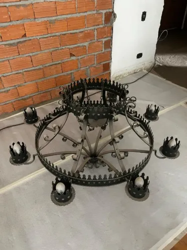 Lustre medieval de metal com 8 lampadas